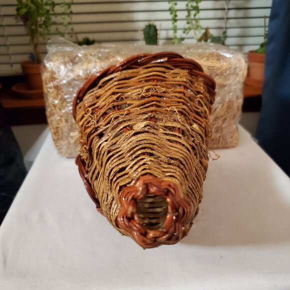 Small / Medium Woven Wicker Two-Toned / Varnished Horn of Plenty (Cornucopia) - Picture 2 of 8